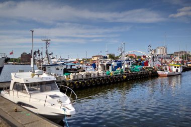 Yelkenli tekneleri Kolobrzeg 'deki marinaya demirlemiş.