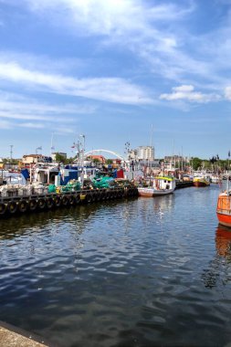Yelkenli tekneleri Kolobrzeg 'deki marinaya demirlemiş.