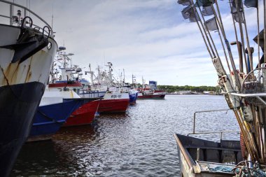 Yelkenli tekneleri Kolobrzeg 'deki marinaya demirlemiş.