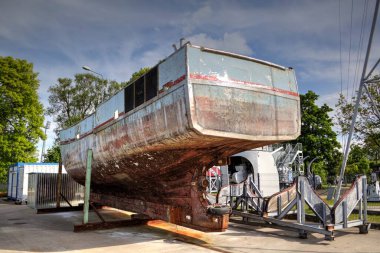 Yelkenli tekneleri Kolobrzeg 'deki marinaya demirlemiş.