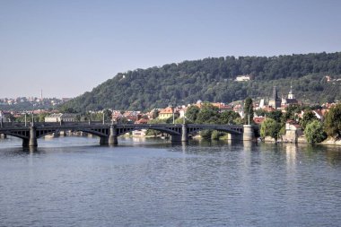Çek Cumhuriyeti 'nde Vltava nehri ile Prag Şatosu Hradcany