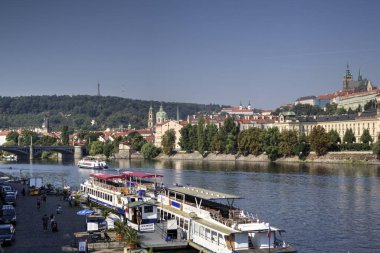 Çek Cumhuriyeti 'nde Vltava nehri ile Prag Şatosu Hradcany