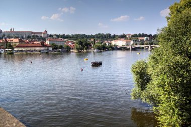 Çek Cumhuriyeti 'nde Vltava nehri ile Prag Şatosu Hradcany