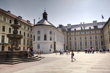 Prag 'da eski bir sokak, antika.