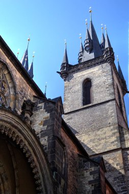 Prag, Çek Cumhuriyeti, Avrupa 'daki Eski Şehir Meydanı' ndaki belediye binasının kulesi.