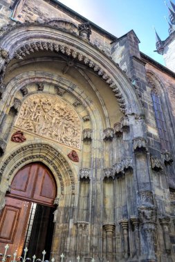 Prag, Çek Cumhuriyeti, Avrupa 'daki Eski Şehir Meydanı' ndaki belediye binasının kulesi.