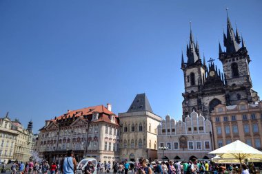Prag, Çek Cumhuriyeti, Avrupa 'daki Eski Şehir Meydanı' ndaki belediye binasının kulesi.