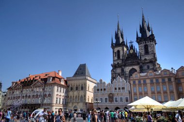 Prag, Çek Cumhuriyeti, Avrupa 'daki Eski Şehir Meydanı' ndaki belediye binasının kulesi.