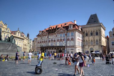 Prag, Çek Cumhuriyeti, Avrupa 'daki Eski Şehir Meydanı' ndaki belediye binasının kulesi.