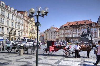 Prag, Çek Cumhuriyeti, Avrupa 'daki Eski Şehir Meydanı' ndaki belediye binasının kulesi.