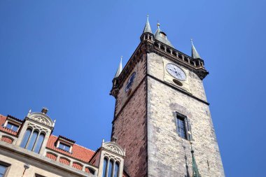 Prag, Çek Cumhuriyeti, Avrupa 'daki Eski Şehir Meydanı' ndaki belediye binasının kulesi.
