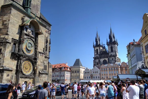 Prag, Çek Cumhuriyeti, Avrupa 'daki Eski Şehir Meydanı' ndaki belediye binasının kulesi.