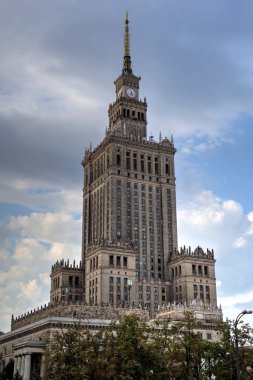 Stalinizm ve komünizmin ve modern gökdelenlerin simgesi olan Kültür ve Bilim Sarayı (PKiN) ile Varşova şehir merkezi.