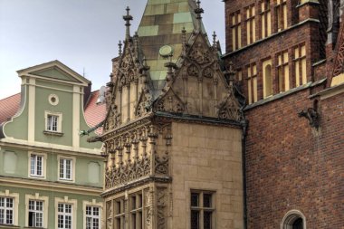 Wroclaw, Polonya 'da belediye binası ile pazar meydanı sabah erken saatlerde. Renkli şehir kavramı.