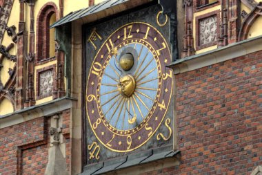 Wroclaw, Polonya 'da belediye binası ile pazar meydanı sabah erken saatlerde. Renkli şehir kavramı.