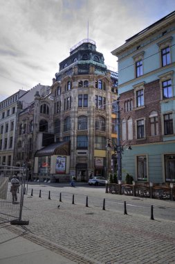 Wroclaw, Polonya 'da belediye binası ile pazar meydanı sabah erken saatlerde. Renkli şehir kavramı.