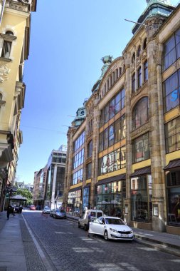 Wroclaw, Polonya 'da belediye binası ile pazar meydanı sabah erken saatlerde. Renkli şehir kavramı.