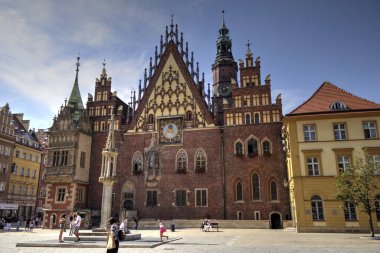 Wroclaw, Polonya 'da belediye binası ile pazar meydanı sabah erken saatlerde. Renkli şehir kavramı.
