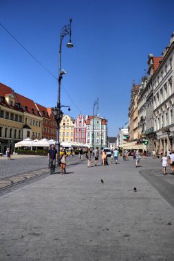 Wroclaw, Polonya 'da belediye binası ile pazar meydanı sabah erken saatlerde. Renkli şehir kavramı.