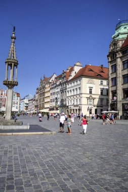 Wroclaw, Polonya 'da belediye binası ile pazar meydanı sabah erken saatlerde. Renkli şehir kavramı.