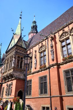 Wroclaw, Polonya 'da belediye binası ile pazar meydanı sabah erken saatlerde. Renkli şehir kavramı.