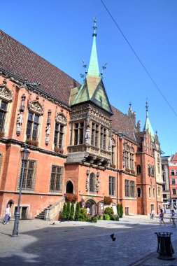 Wroclaw, Polonya 'da belediye binası ile pazar meydanı sabah erken saatlerde. Renkli şehir kavramı.