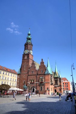 Wroclaw, Polonya 'da belediye binası ile pazar meydanı sabah erken saatlerde. Renkli şehir kavramı.