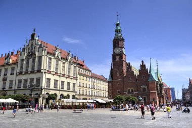 Wroclaw, Polonya 'da belediye binası ile pazar meydanı sabah erken saatlerde. Renkli şehir kavramı.