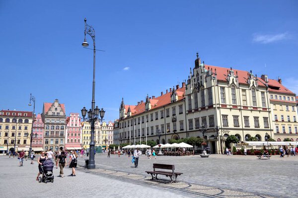 Рыночная площадь с ратушей во Вроцлаве, Польша рано утром. Концепция красочных городов.