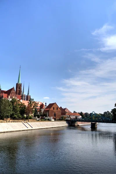波兰弗罗茨基 Wroclaw Poland Most Tumski 也被称为情人 大教堂或绿桥 Green Bridge 装饰有许多爱情锁和爱心 — 图库照片