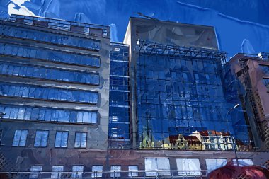 Berlin 'in mavi gökyüzüne bakan birçok penceresi olan köşesi.