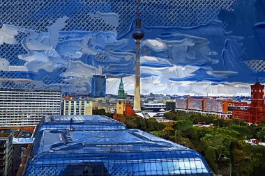 Berlin gökdeleni TV kulesi ve günbatımında Spree nehri, Almanya
