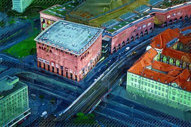 Berlin gökdeleni TV kulesi ve günbatımında Spree nehri, Almanya