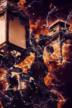 Antika sokak feneri el yapımı sanat eskileri çiziyor.