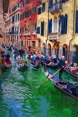 Venedikli gondolcu Venedik İtalya 'nın yeşil kanal sularında gondola biniyor.