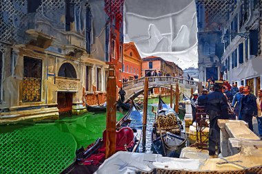 Venedikli gondolcu Venedik İtalya 'nın yeşil kanal sularında gondola biniyor.