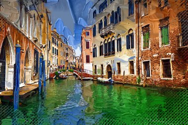 Venedikli gondolcu Venedik İtalya 'nın yeşil kanal sularında gondola biniyor.