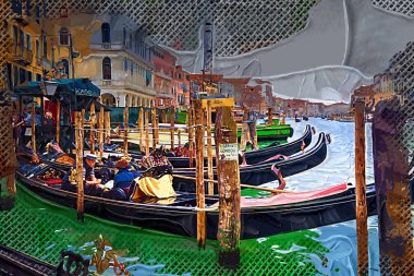 Venedikli gondolcu Venedik İtalya 'nın yeşil kanal sularında gondola biniyor.