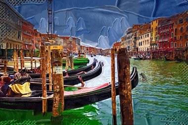 Venedikli gondolcu Venedik İtalya 'nın yeşil kanal sularında gondola biniyor.