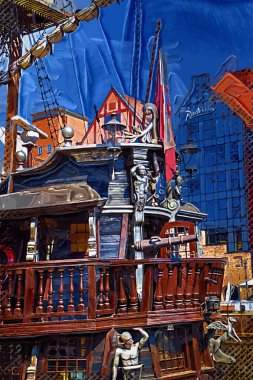 Gdansk tekneleri Motlawa 'ya ev sahipliği yapıyor. Eski model antika.