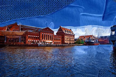 Güneş doğarken Motlawa nehrinin üzerinde güzel eski bir kasabayla Gdansk, Polonya