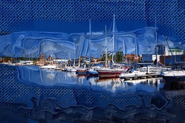 Yelkenli tekneleri Kolobrzeg 'deki marinaya demirlemiş.