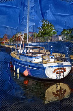 Yelkenli tekneleri Kolobrzeg 'deki marinaya demirlemiş.