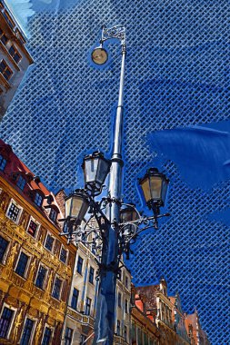 Wroclaw, Polonya 'da belediye binası ile pazar meydanı sabah erken saatlerde. Renkli şehir kavramı.