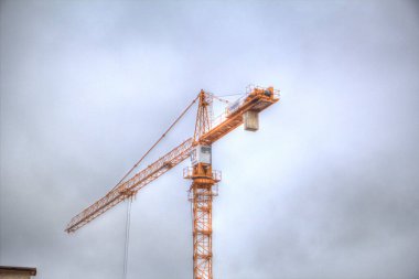 Şantiye iskelesi, klasik resim çizimi olan bir inşaat alanı.