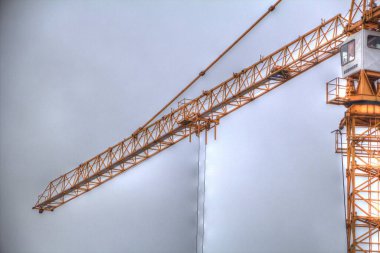 Şantiye iskelesi, klasik resim çizimi olan bir inşaat alanı.