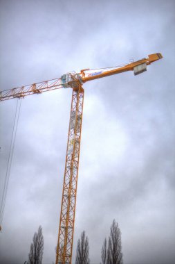 Şantiye iskelesi, klasik resim çizimi olan bir inşaat alanı.