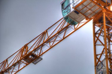 Şantiye iskelesi, klasik resim çizimi olan bir inşaat alanı.