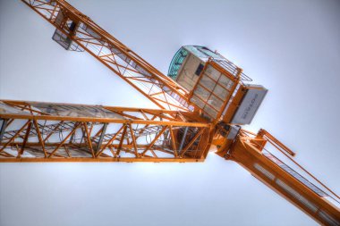 Şantiye iskelesi, klasik resim çizimi olan bir inşaat alanı.