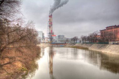 Bir fabrika fotoğrafçılık illüstrasyonunun bacaları ve siloları.